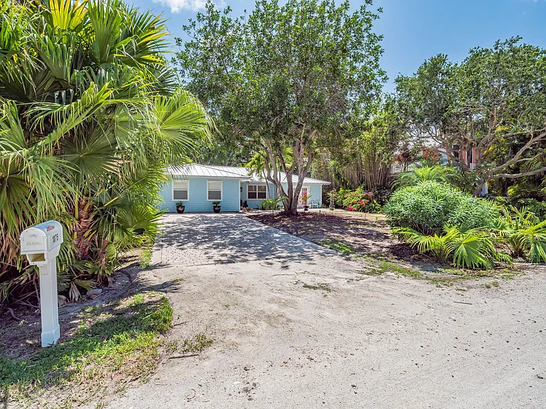 1075 Morningside Dr — Photo 35