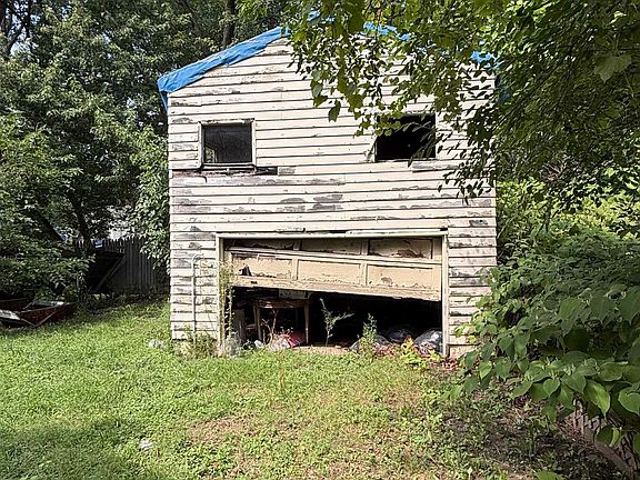 5th image of 928 Huron St