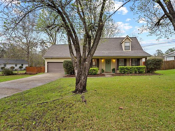 4th image of 210 Pinehills Dr