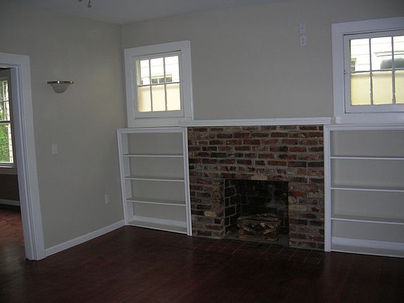 Livingroom with fireplace and builtin shelves
