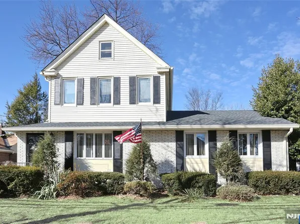 221 N Farview Ave, Paramus, NJ 07652