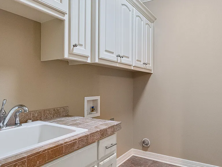 713 Saint Martin Ln — Photo 17