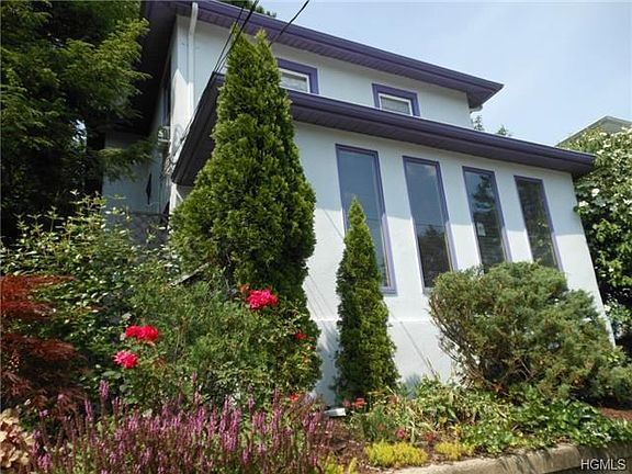 What a beautiful view of the home. This is a very cozy home to