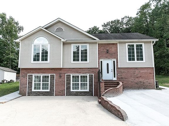 2nd image of 710 Tasso Ln NE