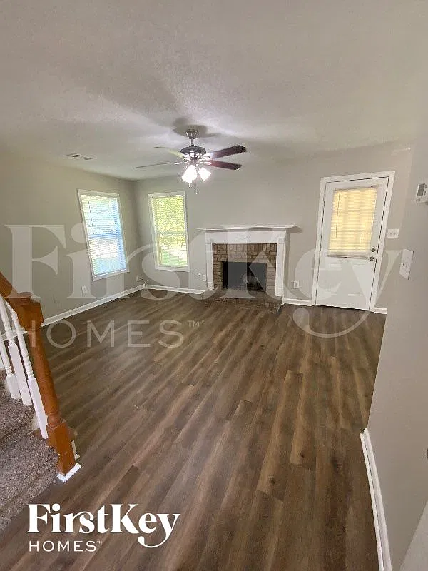 3 bed, 2.0 bath, 2144 sqft, $2,460 — Photo 2