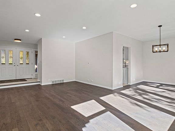 5th image of 715 E Valley Ln