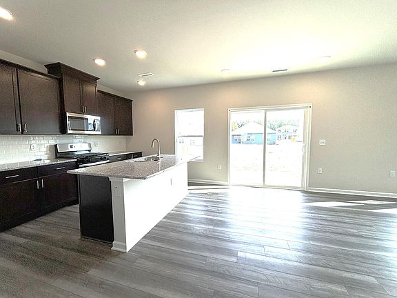 4th image of 932 Crow Branch Dr