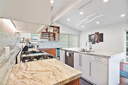 900 Highland Dr — Photo 8