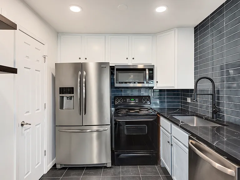 6023 Forest View Rd #1E — Photo 8