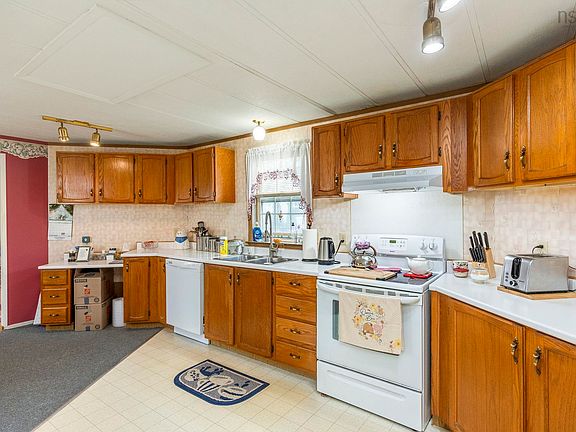 4th image of 53 Brown St