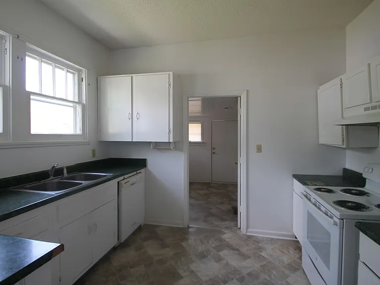 556 Flint St — Photo 12
