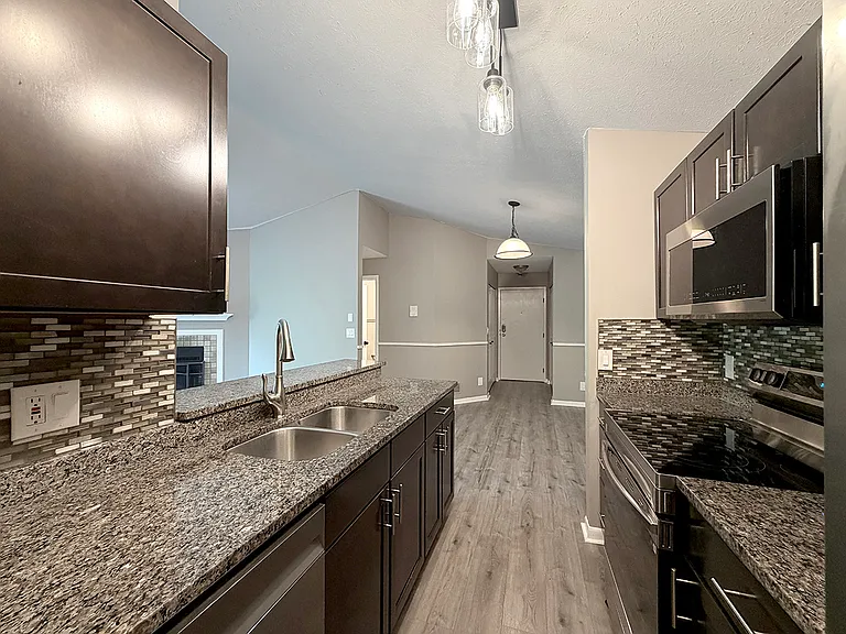 52 Woodland Hills Dr #10 — Photo 9