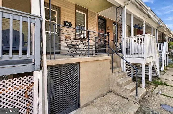 2 bed, 1.0 bath, 922 sqft, $1,900 — Photo 2