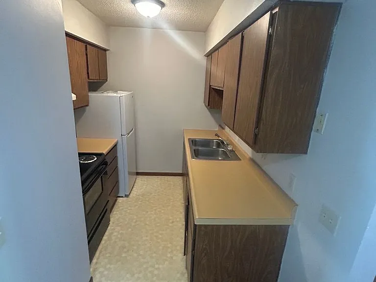 221 S Ivy Ln — Photo 3