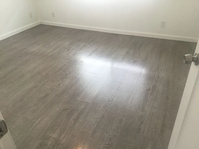 COMPLETELY REMODELED TOWNHOUSE FOR RENT — Photo 18