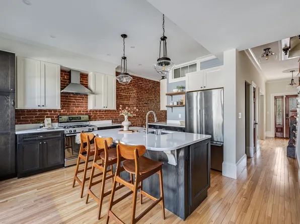 582 E 7th St, South Boston, MA 02127