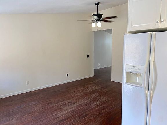 5th image of 2930 Parkland Dr