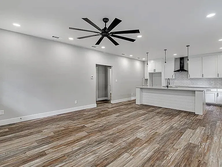 90 Live Oak St — Photo 8