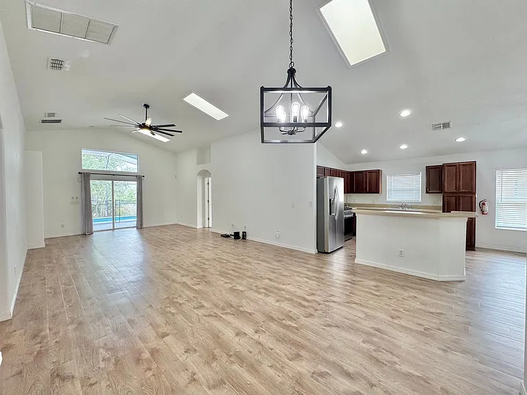 502 Viola Dr — Photo 5