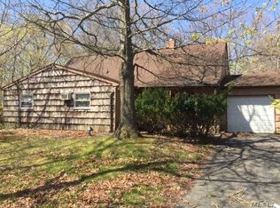 26 Westcliff Dr, Mount Sinai, NY 11766