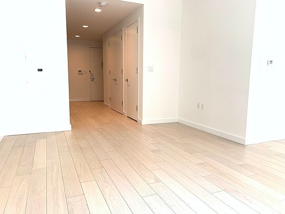 5th image of 535 W 43rd St #N5m