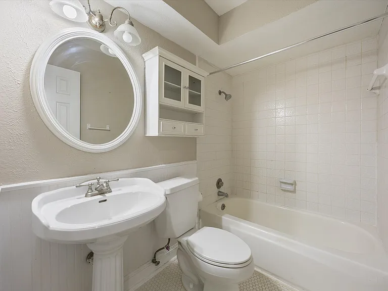 2413 Village Green Dr — Photo 11