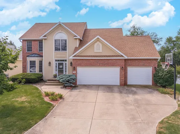 1 Scofield Ct, Bloomington, IL 61704