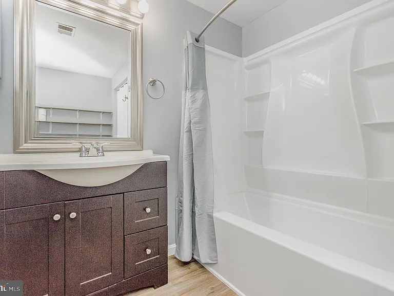 100 Grosvenor Ln #3 — Photo 20