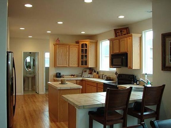 Large kithcen with alot of storage.