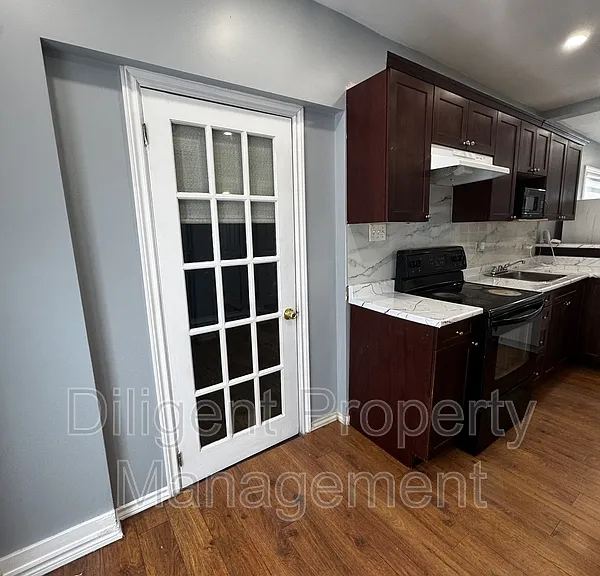 492 King George St #1 — Photo 7