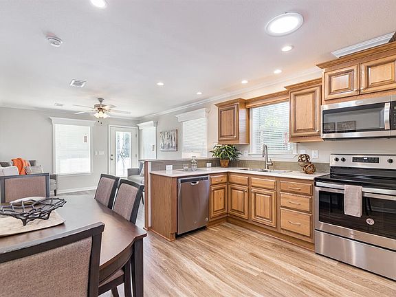 5th image of 967 Laura St