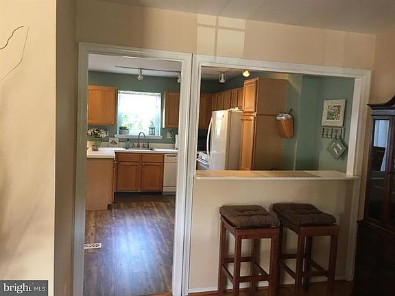 5th image of 215 Cambridge Cir