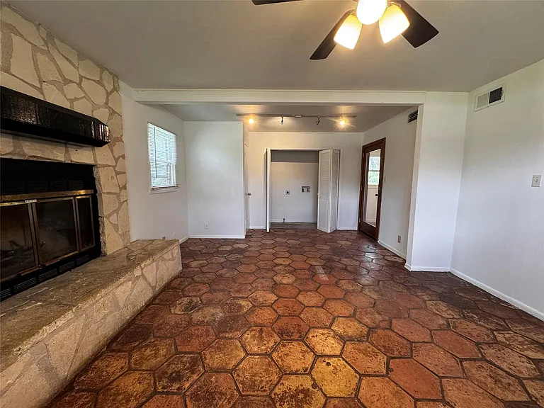 7702 Pitter Pat Ln — Photo 9