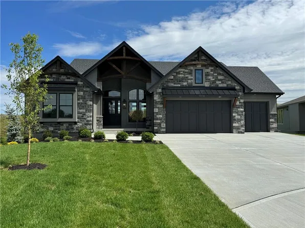 9086 Freedom Cir, Lenexa, KS 66227