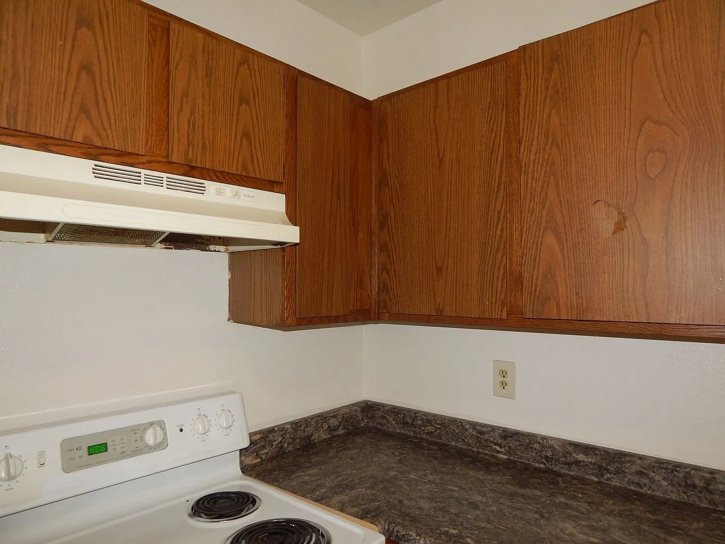 2 Bedrooms - 1 Bathroom - Central AC — Photo 3