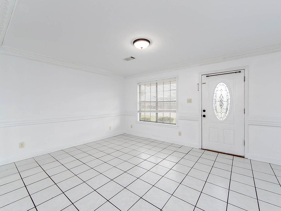 7th image of 208 W 13th St