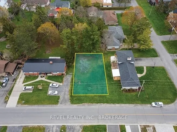 5 Manitou Cres W, Loyalist, ON K7N 1B7