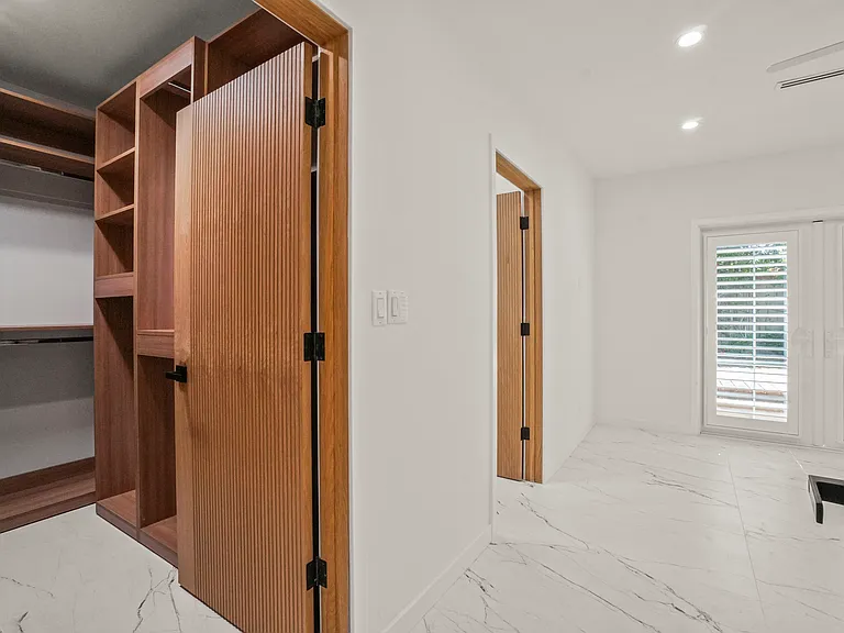 4230 Van Nuys Blvd — Photo 8