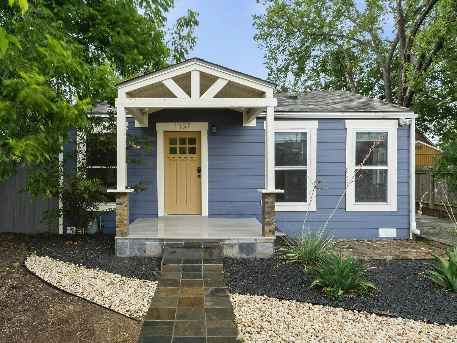 3 bed, 2.0 bath, 1321 sqft, $2,600 — Photo 1