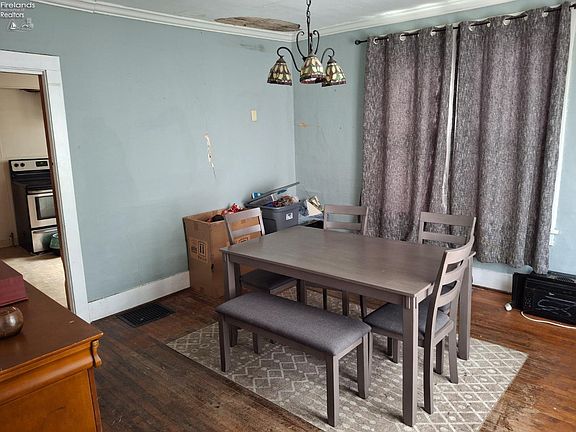 3rd image of 11 Oak St