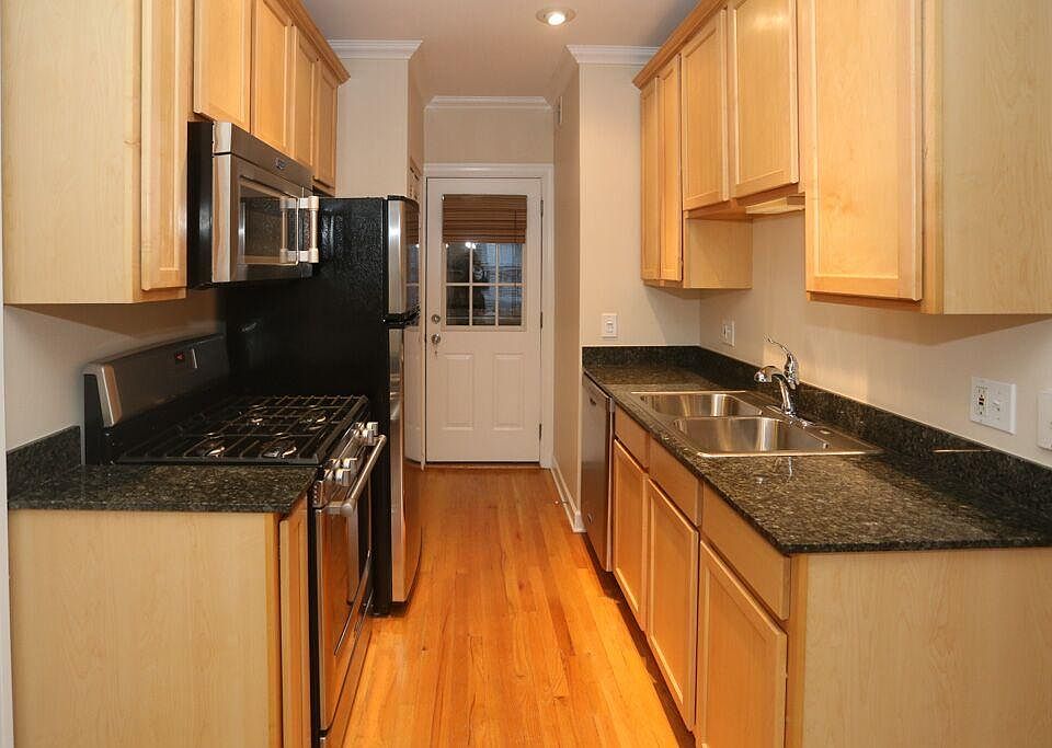 1st image of 628 W Roscoe St #2b042a13a