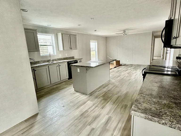 1138 S Prairie St — Photo 1