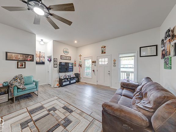 3rd image of 1188 Evergreen Way