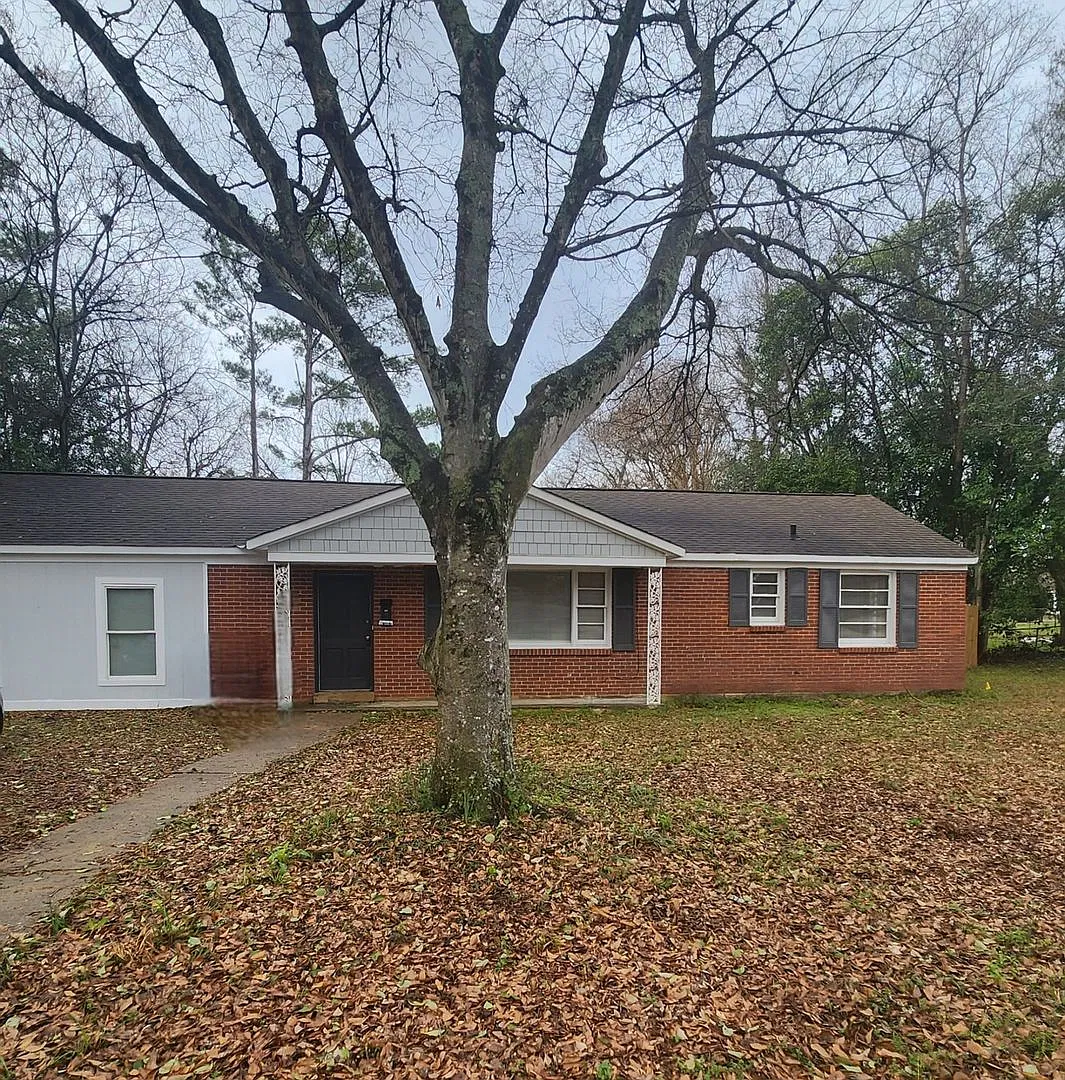 Beautiful 4 Bed 2 Bath Ranch House — Photo 1