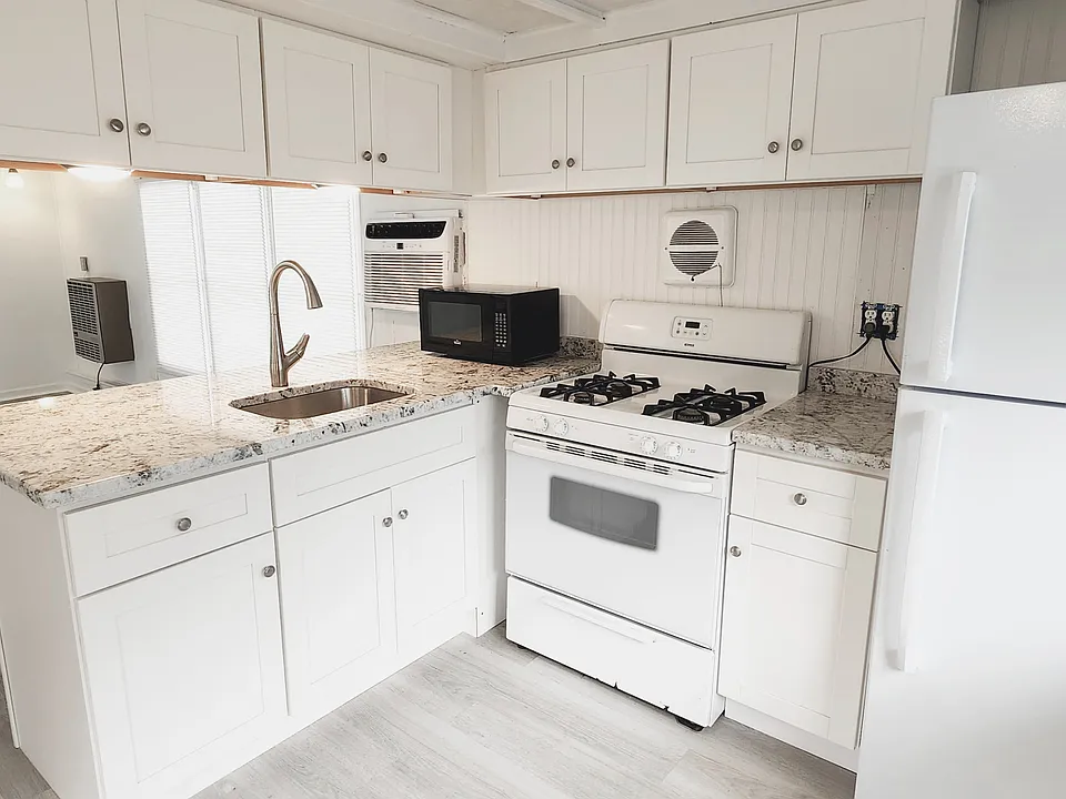 105 52nd Ave W