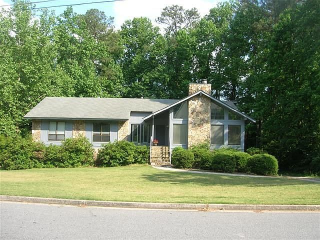 Front - Large Bermuda Front Lawn