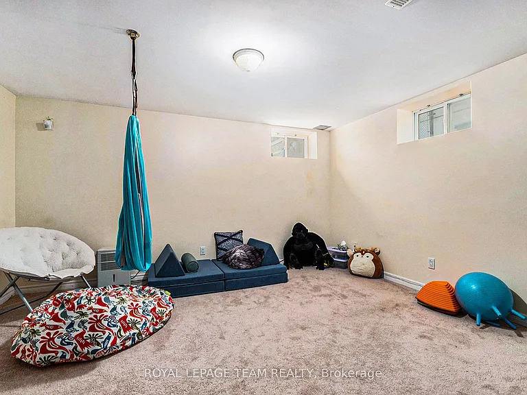 121 Drummond St — Photo 27