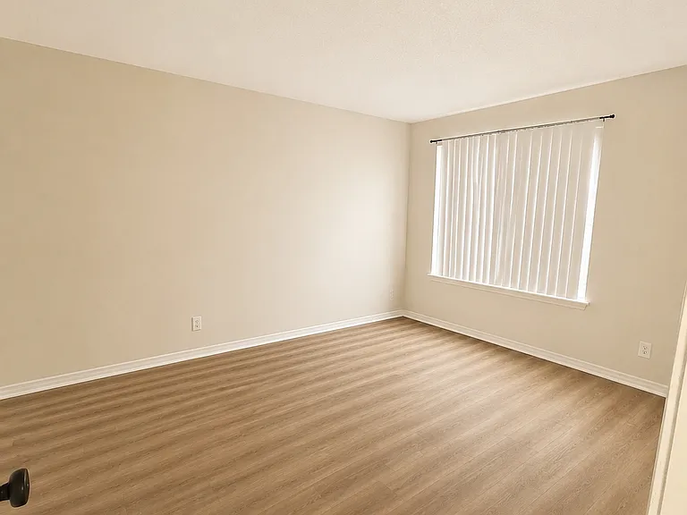 91 Versailles Ct — Photo 6
