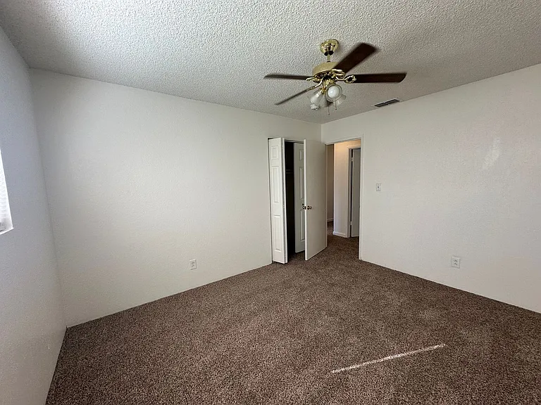 1441 Pleasant St — Photo 13