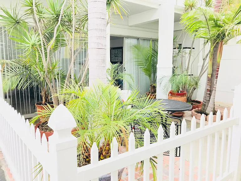 Eden Roc Apartments — Photo 9